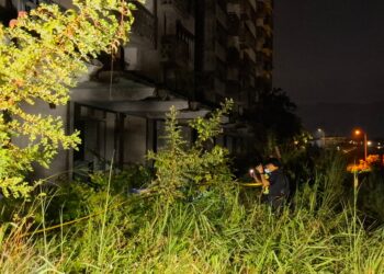 PASUKAN polis menjalankan siasatan di lokasi dua pelajar perempuan dipercayai terjatuh di kawasan perumahan kosong di Flat Sungai Pari dekat Buntong semalam.