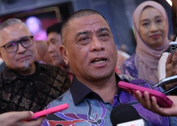SAARANI Mohamad ketika ditemui selepas menyempurnakan Majlis Anugerah Hadiah Sastera Darul Ridzuan ke-9 di Galasa Caldwell, Ipoh semalam.