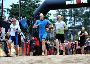 SEBAHAGIAN PESERTA mengambil bahagian dalam Ironman 70.3 di Desaru Coast, Kota Tinggi.-UTUSAN/RAJA JAAFAR ALI