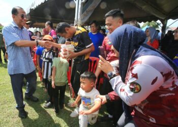MOHAMED Khaled Nordin hadir pada Program Kesejahteraan Warga ATM, Zon Selatan, di Padang IJED si Rusa, Port Dickson, hari ini.-UTUSAN/MOHD SHAHJEHAN MAAMIN
