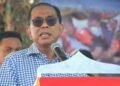 MOHAMED Khaled Nordin ketika berucap semasa Program Kesejahteraan Warga ATM, Zon Selatan, di Padang IJED si Rusa, Port Dickson, hari ini.-UTUSAN/MOHD SHAHJEHAN MAAMIN.