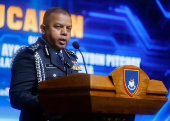 AYOB Khan sewaktu berucap pada Majlis Serah Terima Tugas Timbalan Ketua Polis Negara di Pusat Latihan Polis Kuala Lumpur (Pulapol) hari ini. - UTUSAN/SHIDDIEQIIN ZON