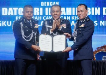 MOHD. Khalid Ismail menyaksikan Majlis Menandatangani dan Serah Terima Tugas daripada Timbalan Ketua Polis Negara, Tan Sri Ayob Khan Mydin Pitchay kepada Pemangku Timbalan Ketua Polis Negara, Datuk Sri Ibrahim Darus, di Pusat Latihan Polis (PULAPOL), Kuala Lumpur, di sini hari ini.- UTUSAN/SHIDDIEQIIN ZON