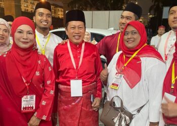 AHMAD Maslan (tengah) selepas merasmikan Mesyuarat Perwakilan UMNO Bahagian Cheras 2026 di Pusat Rekreasi Cheras, di sini
