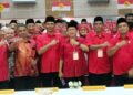 AHMAD Maslan (tengah) merasmikan Mesyuarat Perwakilan UMNO Bahagian Larut di Felda Ijok, Selama hari ini. – Wat Kamal Abas