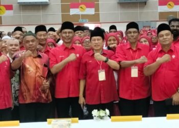 AHMAD Maslan (tengah) merasmikan Mesyuarat Perwakilan UMNO Bahagian Larut di Felda Ijok, Selama hari ini. – Wat Kamal Abas