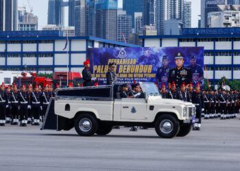 AYOB Khan Mydin Pitchay memeriksa perbarisan ketika Upacara Perbarisan Paluan Berundur, di Pusat Latihan Polis (PULAPOL), Kuala Lumpur, di sini hari ini. - UTUSAN/SHIDDIEQIIN ZON