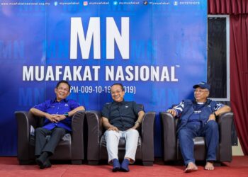 JALALUDDIN Alias bersama Ahmad Samsuri dan Ketua Penerangan PN, Tan Sri Annuar Musa pada Dialog Muafakat Nasional di Senawang, Seremban hari ini.-UTUSAN/ISKANDAR ISHAK