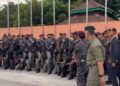 AYOB Khan Mydin Pitchay (tengah) bersama pasukan Unit Tindak Khas (UTK) sebagai tanda simbolik persaraan beliau bermula esok di Pusat Latihan Polis Kuala Lumpur (Pulapol) hari ini.