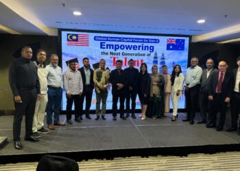 AZIZUL Rahim (tujuh dari kiri) bersama wakil universiti tempatan dan antarabangsa pada sesi libat urus baru-baru ini.