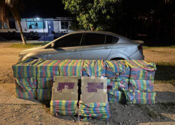 SEBAHAGIAN rokok seludup yang dirampas dalam selepas kereta dipandu suspek terbabas ke dalam tali air di Kampung Kampung Kok Bedullah, Tumpat, Kelantan awal pagi tadi.-ISHAN PGA.