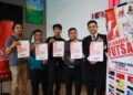 SAIFUL Helmie Dzamani (dua kiri) bersama ahli jawatan kuasa menunjukkan poster penganjuran Kejohanan Futsal Orang Pekak Malaysia (KFOPM) edisi keenam di Kelantan semasa sidang media di Kota Bharu, Kelantan hari ini-UTUSAN/KAMARUL BISMI KAMARUZAMAN.