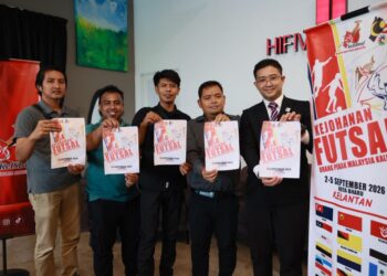 SAIFUL Helmie Dzamani (dua kiri) bersama ahli jawatan kuasa menunjukkan poster penganjuran Kejohanan Futsal Orang Pekak Malaysia (KFOPM) edisi keenam di Kelantan semasa sidang media di Kota Bharu, Kelantan hari ini-UTUSAN/KAMARUL BISMI KAMARUZAMAN.