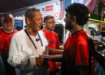 AMINUDDIN Harun bersalaman dan beramah mesra bersama komuniti India di Pekan Air Kuning, Port Dickson, malam tadi.