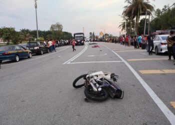 KEADAAN motosikal dinaiki dua remaja perempuan yang maut dalam nahas di Jalan Padang Tembak, Teluk Intan semalam.