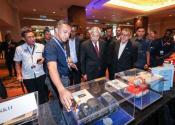 AHMAD Zahid Hamidi melawat pameran selepas Majlis Perasmian Siaga Bencana Udara Kebangsaan 2026 di Sepang. Selangor. - UTUSAN/FAISOL MUSTAFA
