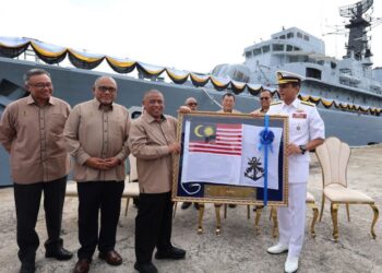 SAARANI Mohamad (tiga dari kiri) menerima cenderahati daripada Panglima Armada Barat, Laksamana Madya Datuk Baharudin Wan Md Nor (kanan) pada Majlis Penyerahan Kapal Ex-Hang Tuah daripada TLDM kepada kerajaan Perak di Himpitan 1, Pangkalan TLDM Lumut, hari ini.