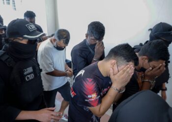 ENAM lelaki dibawa ke Mahkamah Sesyen Petaling Jaya atas pertuduhan menculik seorang lelaki dengan meminta wang tebusan sebanyak RM8 juta dua minggu lalu.-UTUSAN/SHIDDIEQIIN ZON