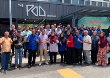 MOHAMAD Zahri Samingon (tiga dari kiri) bergambar bersama penjaja dan Ahli Majlis MBPJ di hadapan bangunan Kompleks Pembangunan Usahawan The Pod@PJ De’Cewawi di Kota Damansara. -UTUSAN/NORHAZLINDA DEWI SUTRISNO