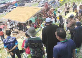 WARIS menyaksikan upacara pengebumian semula jenazah yang terjejas tanah runtuh di Tanah Perkuburan Islam Kampung Sim-Sim, Sandakan semalam.