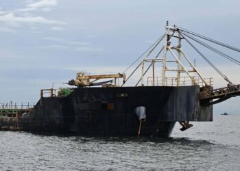 KAPAL korek yang disyaki membawa muatan pasir melebihi had dibenarkan ditahan Maritim Malaysia Pulau Pinang dalam operasi di perairan barat daya Pulau Rimau, Pulau Pinang, semalam.-GAMBAR/MARITIM PULAU PINANG