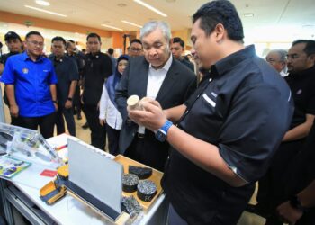 AHMAD Zahid Hamidi melihat pameran ketika hadir pada Himpunan Usahawan Bumiputera Negeri Sembilan 2026 di Bandar Sri Sendayan, Seremban hari ini.-UTUSAN/MOHD. SHAHJEHAN MAAMIN