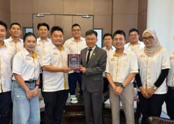 WILLIAM Khoo (depan, tiga dari kiri) bersama delegasi MPE ketika mengadakan kunjungan hormat ke atas Konsulat Jeneral Diraja Thailand di Pulau Pinang, kelmarin.