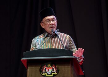 ANWAR Ibrahim berucap merasmikan penutupan Konvensyen Wakaf Dakwah Antarabangsa 2026 di Pusat Konvensyen Kuala Lumpur (KLCC) di sini hari ini. - UTUSAN/FARIZ RUSADIO