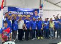JOHARI Abdul Ghani (tengah) bersama calon BN bagi DUN Palong, Datuk Mustapha Nagoor ketika mengadakan lawatan ke Bilik Gerakan Cawangan Felda Palong 3, Jempol, hari ini.