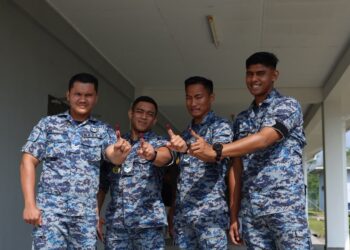 SEBAHAGIAN anggota Tentera Udara Diraja Malaysia (TUDM) serta pasangan mengundi awal di dua saluran di Pangkalan Udara Sendayan sempena Pilihan Raya Negeri (PRN) Negeri Sembilan hari ini.