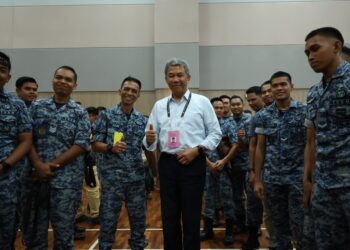 MOHAMAD Hasan meninjau proses pengundian awal di Pangkalan Udara Sendayan di sini hari ini.
