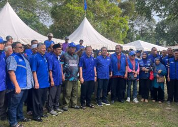 JOHARI Abdul Ghani ketika hadir memberi sokongan kepada calon BN bagi DUN Seri Menanti, Muhammad Sufian Maradzi di Pusat Daerah Mengundi (PDM) Kampung Tengah Seri Menanti, Kuala Pilah hari ini.