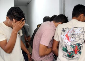 TUJUH lelaki termasuk enam beradik dibawa ke Mahkamah Majistret Ipoh bagi menghadapi pertuduhan mengedar dadah jenis heroin, minggu lalu.