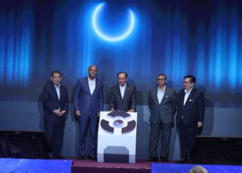 Anwar (tengah) ketika melancarkan AI Malaysia di Cyberjaya hari ini
