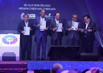 Anwar (tengah) ketika melancarkan AI Malaysia di Cyberjaya hari ini.