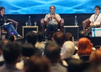 KHAIRY Jamaluddin Abu Bakar ketika menjadi panel forum Lepak Pemimpin Ekonomi Kuasa Penjenamaan, Pengaruh dan Penceritaan sempena CTOS SME Biz Day Pulau Pinang di Bayan Lepas,Pulau Pinang.-UTUSAN/DANIAL SAAD