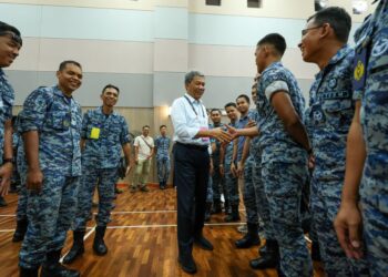 MOHAMAD Hasan bersalaman dengan anggota Tentera Udara Diraja Malaysia (TUDM) semasa menunaikan tanggungjawab sebagai pengundi pada proses undi awal sempena Pilihan Raya Negeri (PRN) Negeri Sembilan di Dewan Angkasaraya Pangkalan TUDM Sendayan, Seremban, hari ini. - UTUSAN/ISKANDAR ISHAK