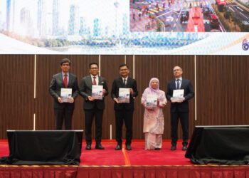 AKMAL Nasrullah Mohd. Nasir ketika melancarkan Majlis Peluncuran Tinjauan Ekonomi Malaysia Pertubuhan Kerjasama dan Pembangunan Ekonomi (OECD) di sini, hari ini.
