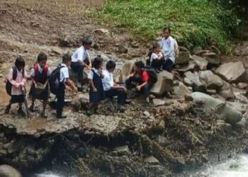 MURID SK Wassai kehilangan laluan ke sekolah selepas jambatan utama di kampung mereka dihanyutkan arus deras akibat hujan lebat di daerah Kiulu. - HARDY JOE