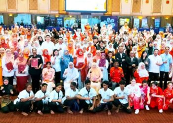 SALBIAH Mohamed bergambar bersama peserta pada Hari Terbuka Prismanita & Program Advokasi Kesejahteraan Untuk Wanita @ Keganasan Rumah Tangga (Aku Wanita@KRT) Perak 2026 di Dewan Bankuet Bangunan Perak Darul Ridzuan, Ipoh, hari ini.