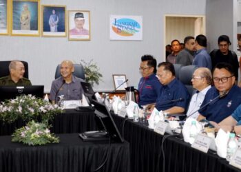 HAJIJI Noor (kanan) bersama Armizan Mohd. Ali pada majlis taklimat mengenai Loji Rawatan Air (LRA) Kogopon dan Loji Muka Sauk baharu di Kabang di Langkah Syabas Resort, Papar, hari ini. - IHSAN JABATAN KETUA MENTERI SABAH