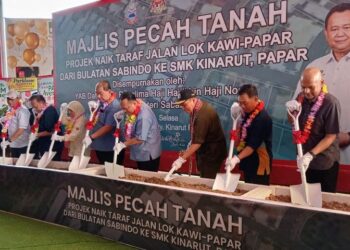 ALEXANDER Nanta Linggi (lima dari kiri) bersama Hajiji Noor (tiga dari kanan) dan Armizan Mohd. Ali (kanan) melakukan simbolik perasmian Majlis Pecah Tanah Projek Naik Taraf Jalan Lok Kawi dari Bulatan Sabindo ke SMK Kinarut. - UTUSAN/RAEESAH HANAN