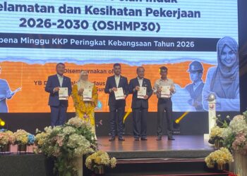 HAZLINA Yon (dua dari kiri) bersama Khairul Firdaus Akhbar Khan (tengah) semasa Majlis Penutup Sambutan Minggu Keselamatan dan Kesihatan Pekerjaan dan Peluncuran OSHMP30 di Pusat Konvensyen Bangi Avenue.
