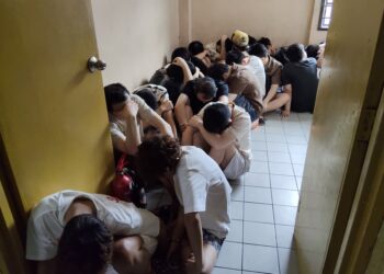 SEBAHAGIAN warga China yang didakwa di Mahkamah Majistret Johor Bahru hari ini kerana menjadi ahli sindiket penipuan dalam talian serta berada di negara ini tanpa dokumen perjalanan sah.