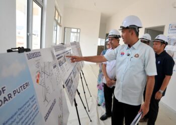 MOHD. Jafni Md. Shukor melihat pelan projek perumahan ketika meninjau Projek Rumah Mampu Milik Johor (RMMJ) Perumahan Iskandar Puteri Bangsa Johor (PIPBJ) di Iskandar Puteri, disini. UTUSAN/RAJA JAAFAR ALI