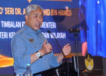 CAPTION: AHMAD Zahid Hamidi ketika berucap pada Program Konvensyen Pekebun RISDA Zon Tengah 2026 di Seremban, hari ini.- UTUSAN / ISKANDAR ISHAK