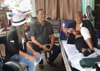Muhd. Ali Zakariah (tengah) dan Aan Ways (kiri) menziarahi Rosli Selasih di Cheras hari ini..