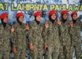 SEBAHAGIAN anggota tentera yang mengundi awal di Pusat Latihan Asas Tentera Darat, Port Dickson, hari ini.--UTUSAN/MOHD. SHAHJEHAN MAAMIN.