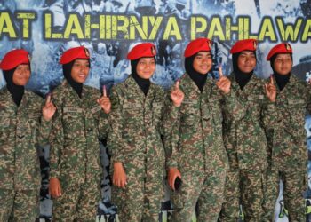 SEBAHAGIAN anggota tentera yang mengundi awal di Pusat Latihan Asas Tentera Darat, Port Dickson, hari ini.--UTUSAN/MOHD. SHAHJEHAN MAAMIN.