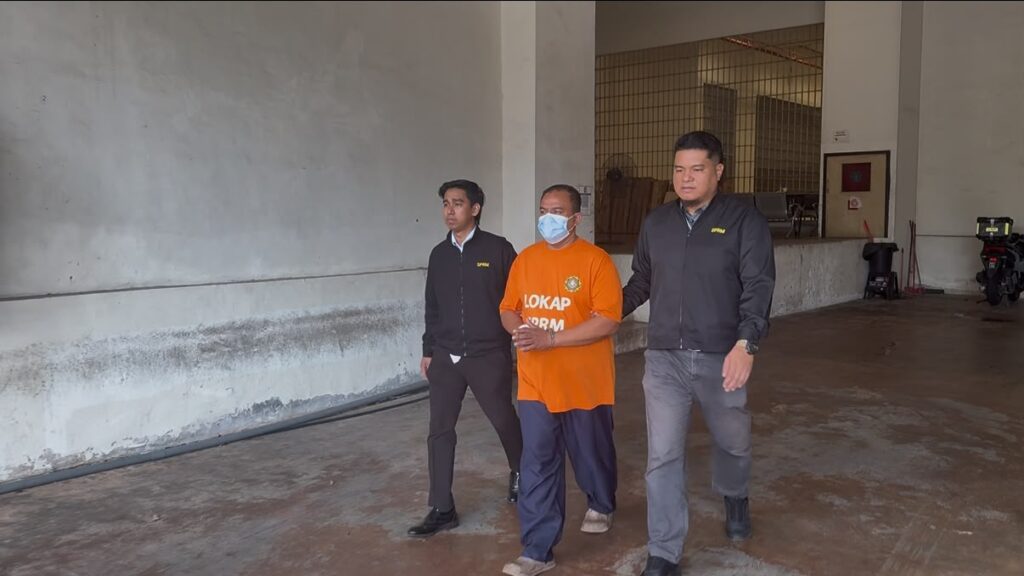 Civil servant arrested for taking bribes to smuggle contraband into prison